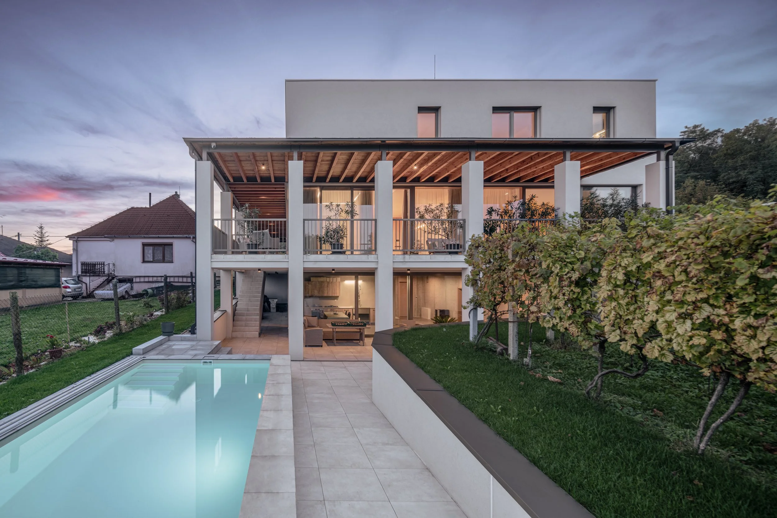 Architekt skicuje pôdorys projektu počas mentoringu 1-na-1 v ateliéri